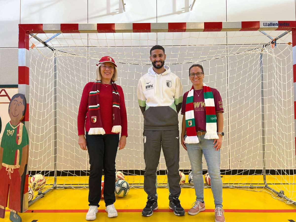 FCA-Star Elias Saad besuchte die Erstklässler der Westpark-Grundschule